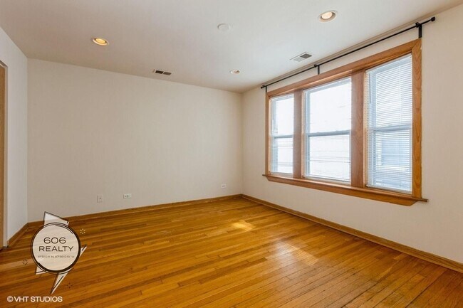Building Photo - Beautiful Logan Square Apartments!