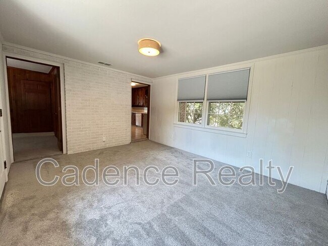 Building Photo - 1607 Azalea Dr