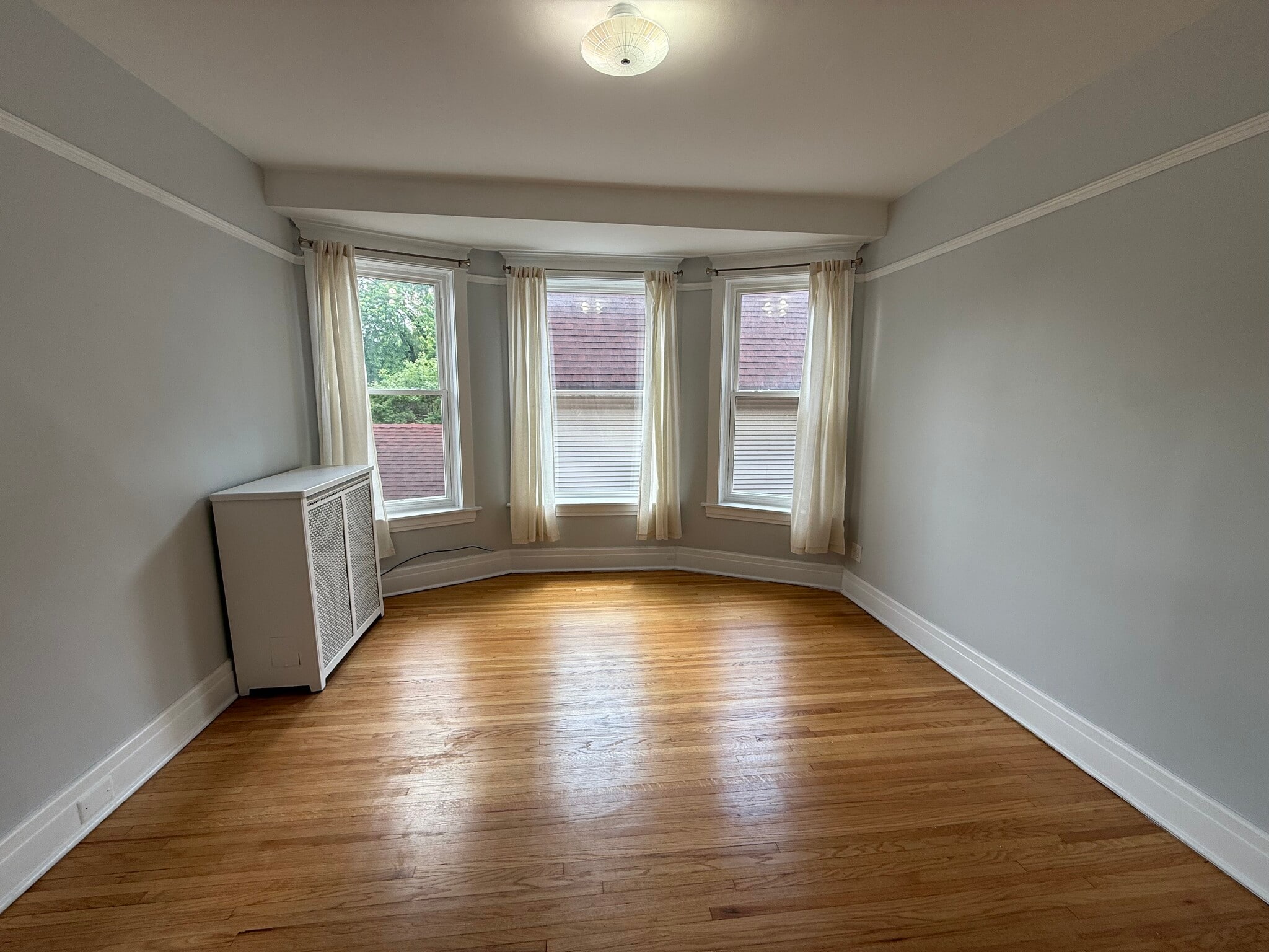 Living room - 2525 N Saint Louis Ave