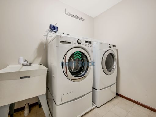 Building Photo - 4 Bed and 3 Bath Lake View Single-family Home is Available for Rent!