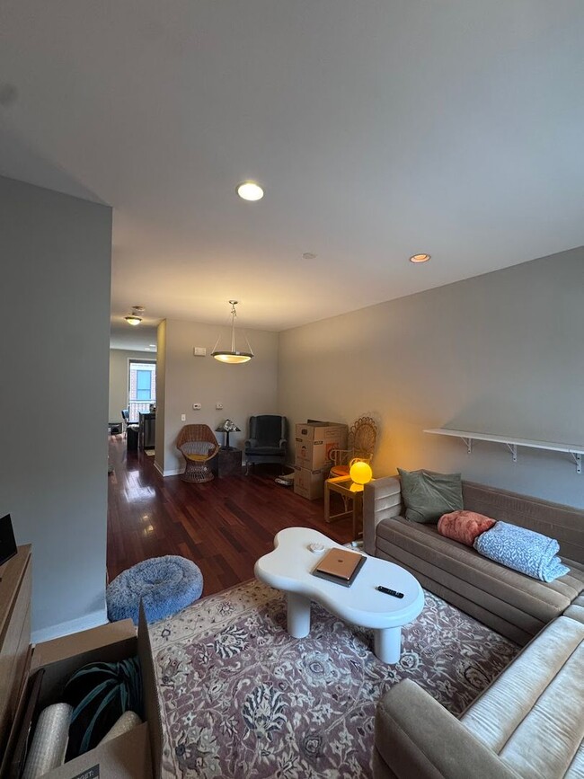 Building Photo - Luxurious 3-Bedroom, 3-Bath Townhouse Loca...