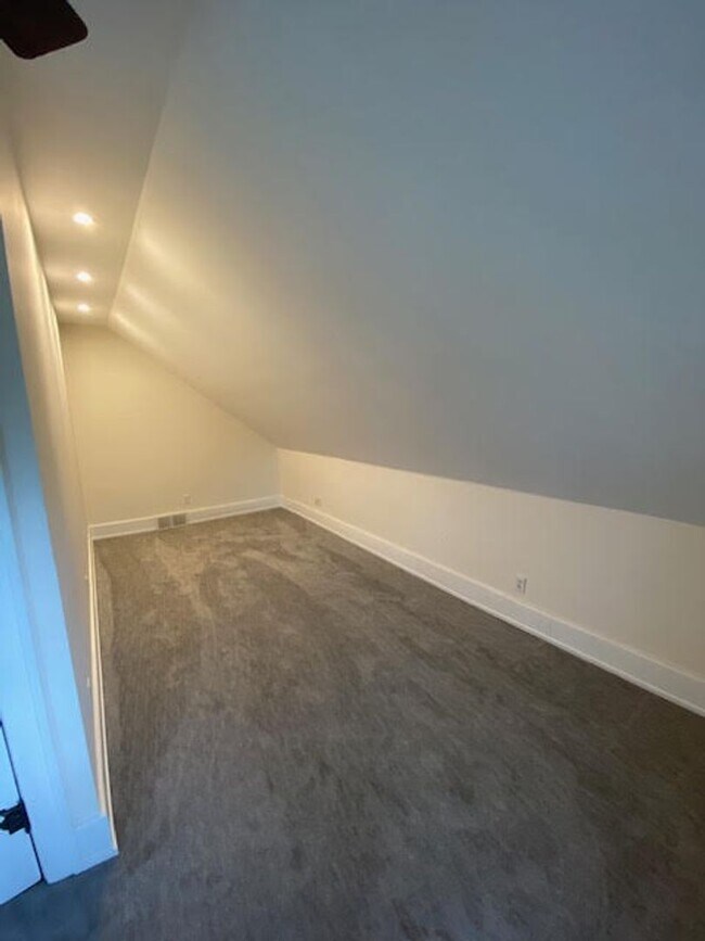 Building Photo - Charming 3-Bedroom, 1 1/2 Bath Upper Duplex in Beautiful Garfield Park Neighborhood