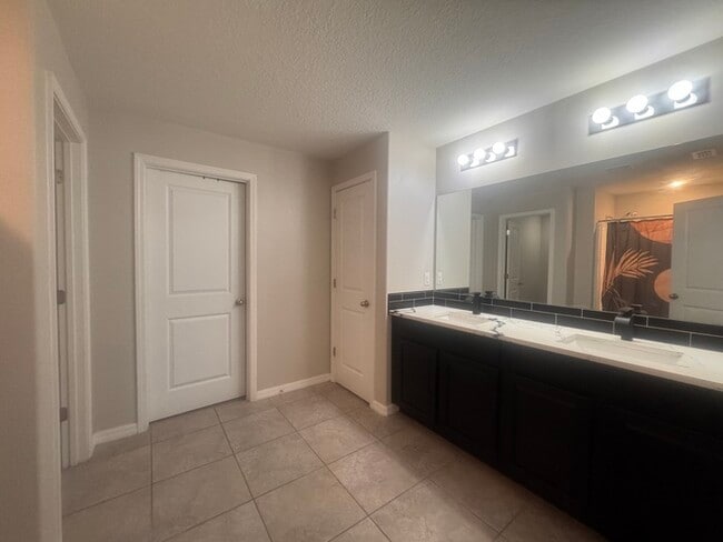 Building Photo - Beautifully Designed 4 Bedroom, 2 Bath Home