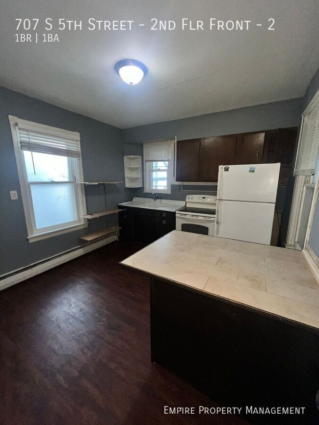 Building Photo - Available! 2nd floor: 1 Bedroom / 1 Bathro...