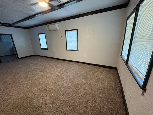 Building Photo - 904 SW G Ave