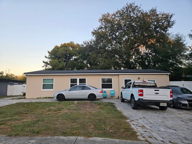 Building Photo - 217 S Alder Dr