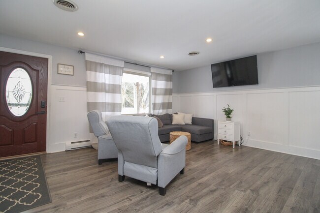 Building Photo - 213 Blueberry Dr