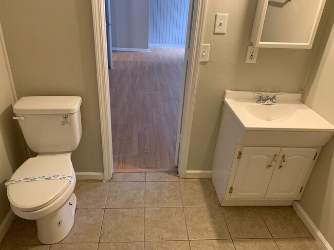 Building Photo - 812 Robin Hood Trail