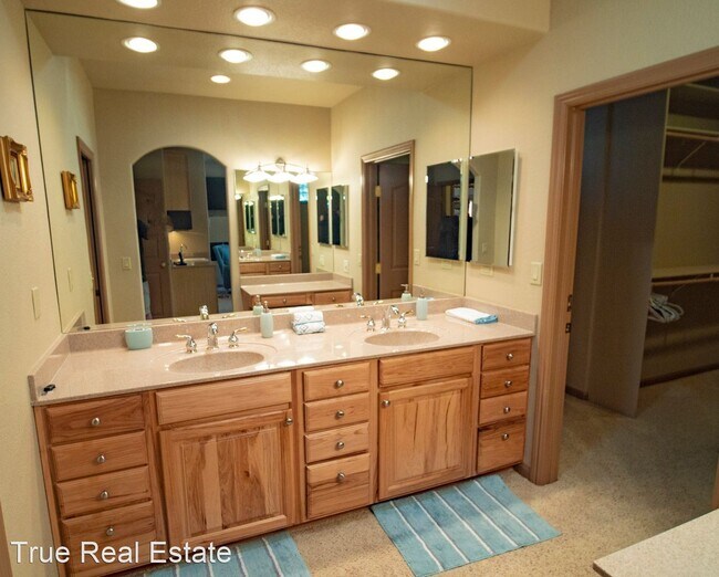 Building Photo - 4 br, 3.5 bath House - 243 E Jeffrey Pine Rd