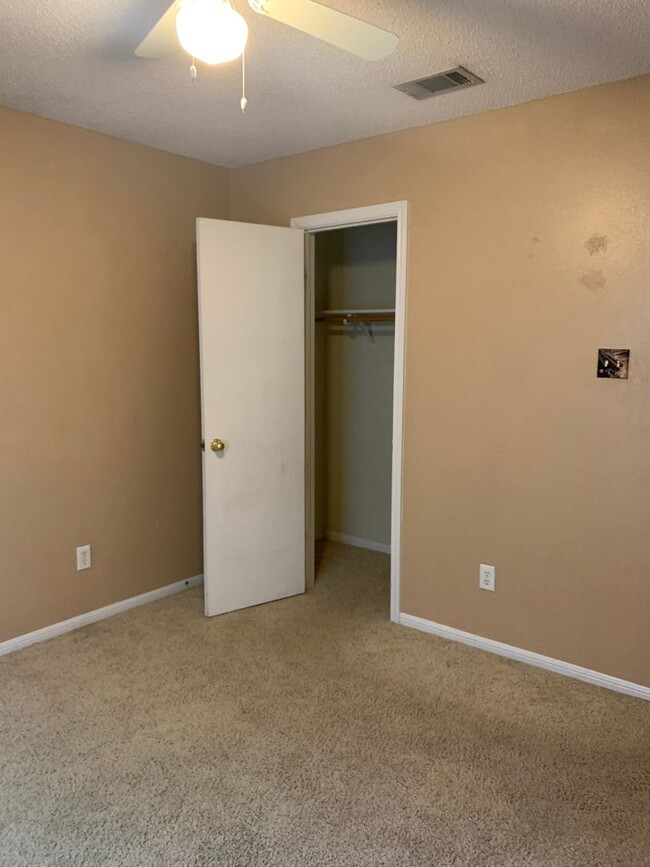 Building Photo - Spacious 3 bdrm 2 bath close to Ft. Hood &...