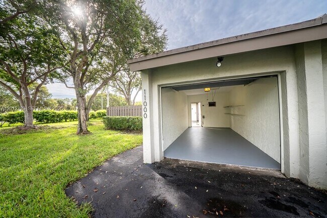 Building Photo - 11000 SW 112th Ave