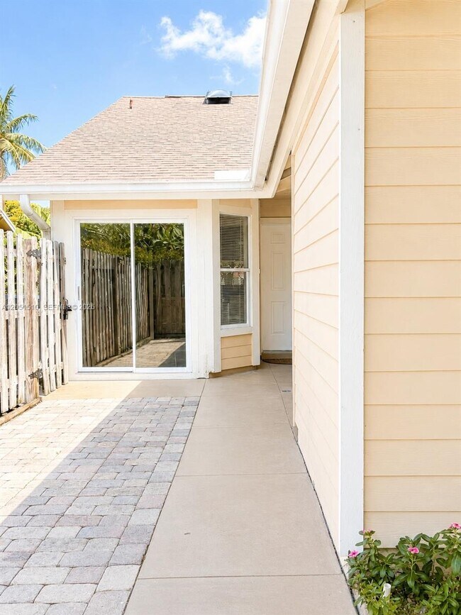 Building Photo - 12686 Westhampton Cir