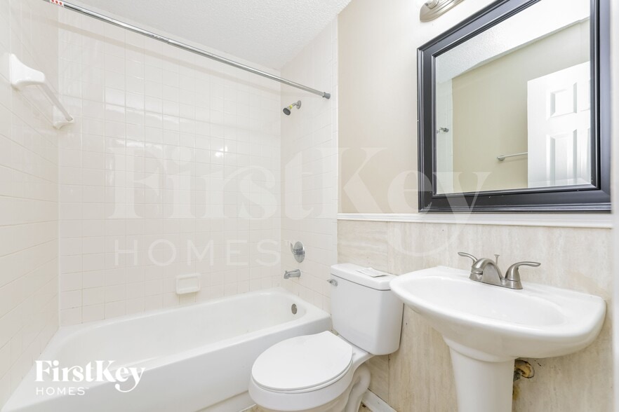 Building Photo - 4301 Tarpon Dr SE