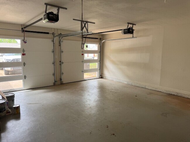 Building Photo - Stunning and trendy 3 bed 2 bath 2 car gar...