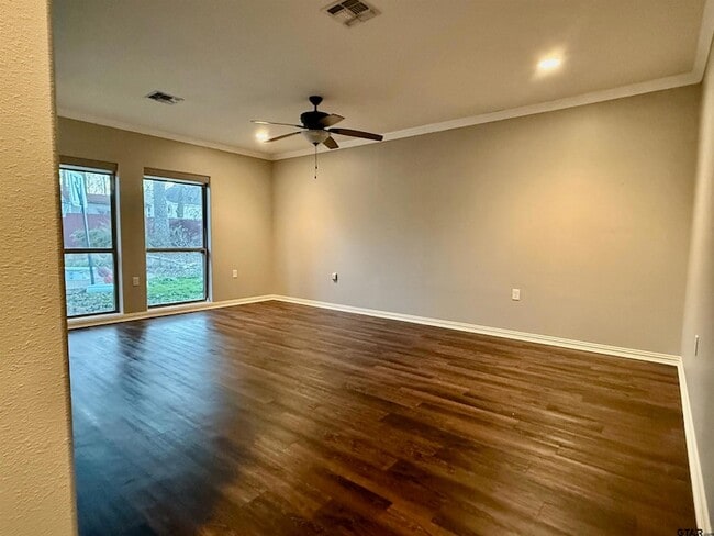 Building Photo - 3815 Holly Ridge Dr