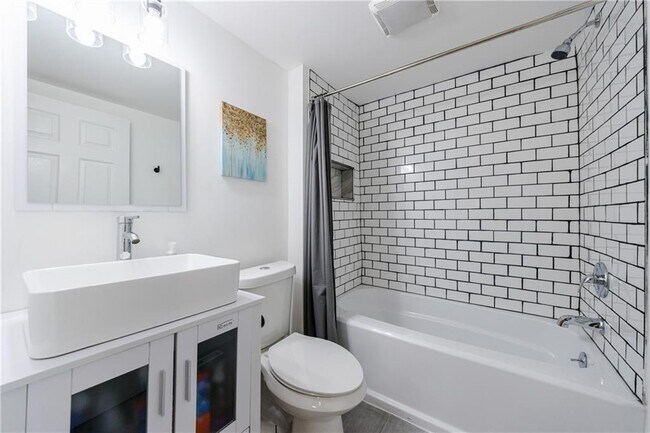 Building Photo - 554 Oak Dr