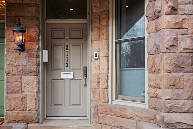 Building Photo - 2113 N Clark St