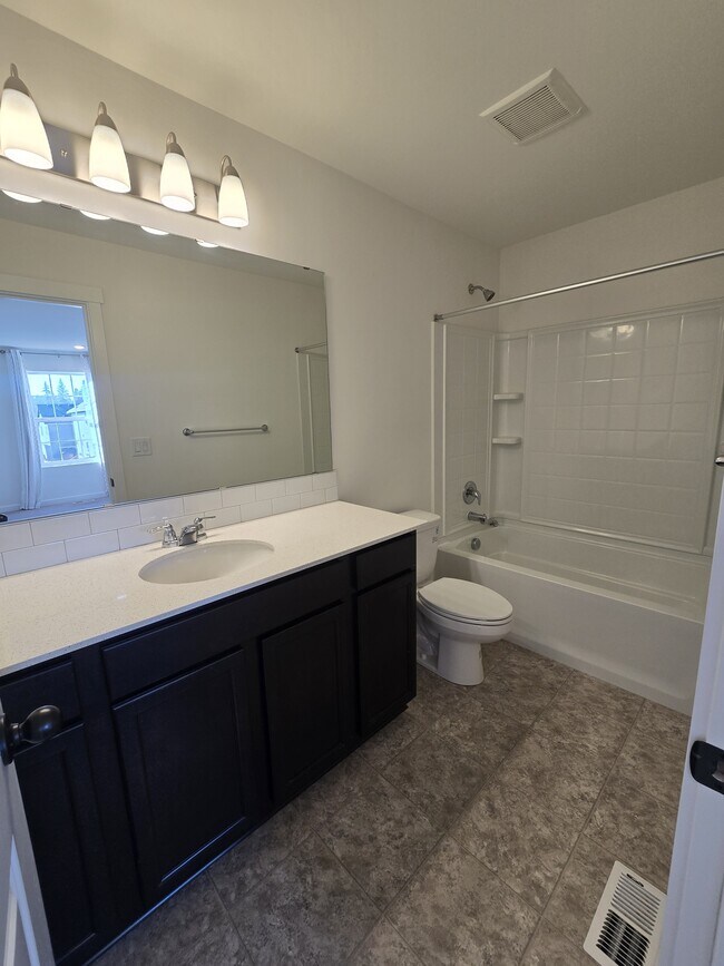 Building Photo - 903 Vine Maple Dr SE