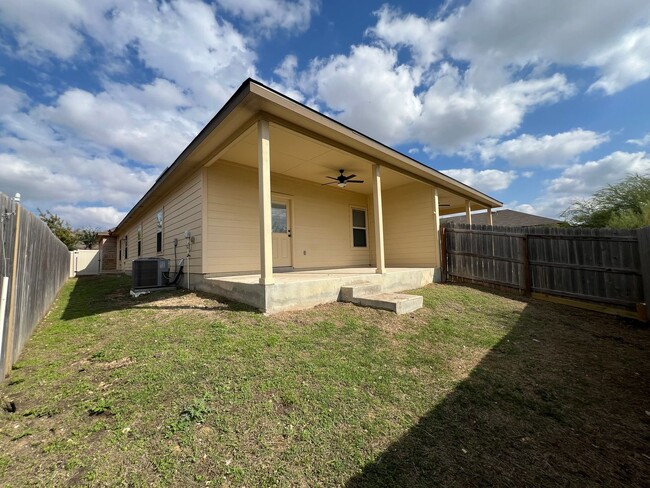 Building Photo - Luxury 3/2 duplex in NBTX