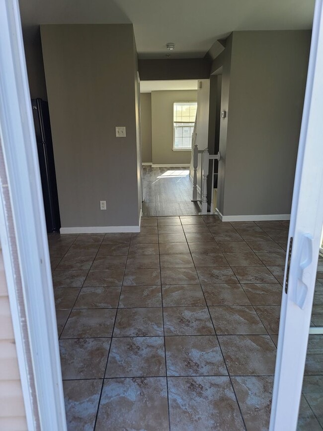 Building Photo - 3 Bedroom 2 1/2 bath Townhome for Rent in ...