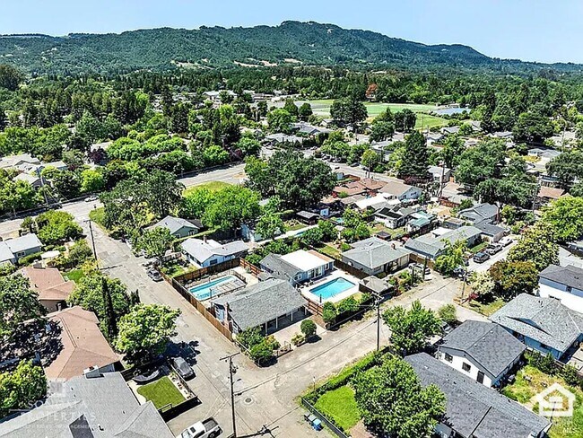 Building Photo - Charming 2-bedroom, 1-bathroom Sonoma Home - Available Now!