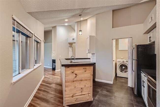 Building Photo - Desirable DTC Condo