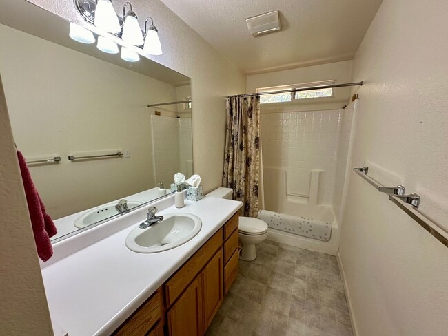 Building Photo - Adorable 3 Bedroom 2 Bathroom Home Just Minutes to Downtown Grass Valley