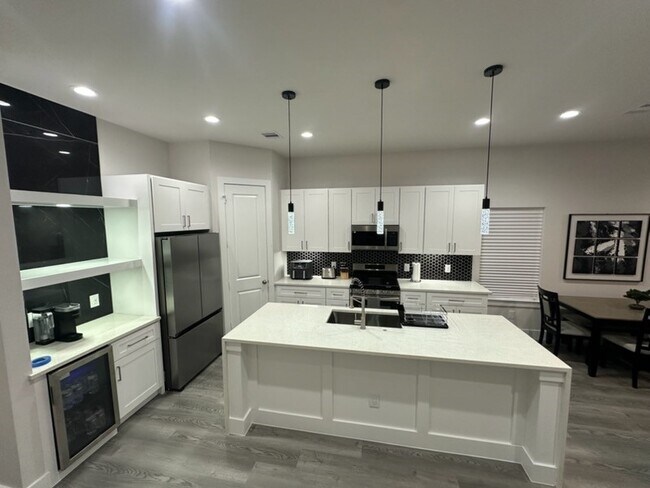 Building Photo - 727 S Victory Dr
