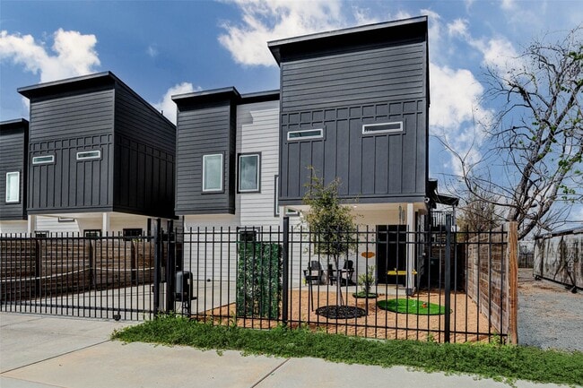 Building Photo - 5407 Lee St