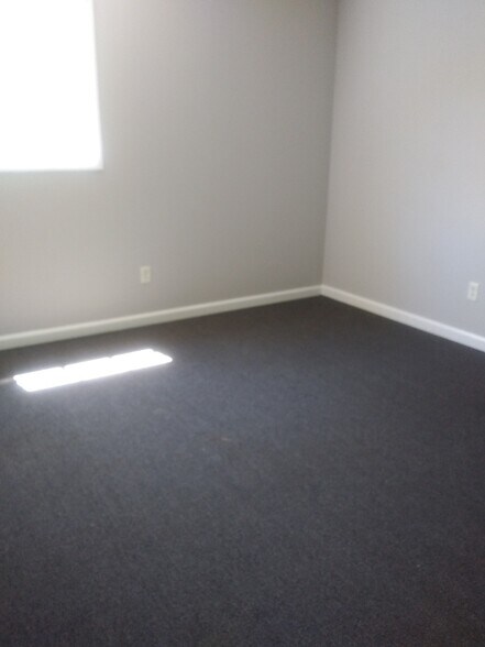 Building Photo - 1005 Maxham Rd