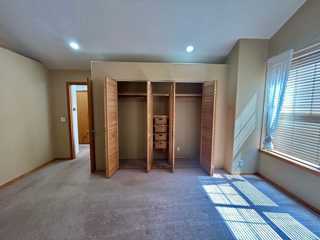 Building Photo - 14 Yearling Pl