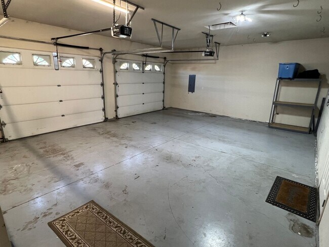 Building Photo - Great location with lots of amenities! 4 b...