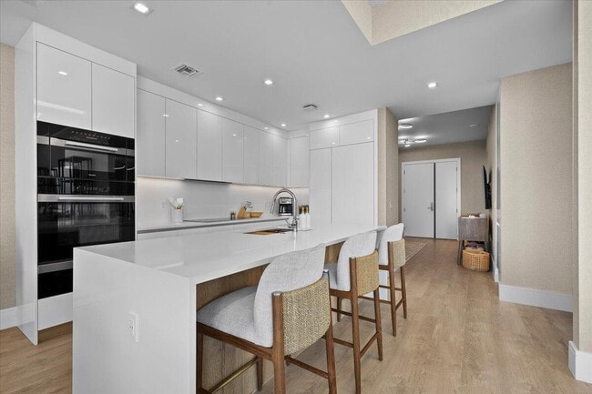 Building Photo - 220 Lake Shore Dr