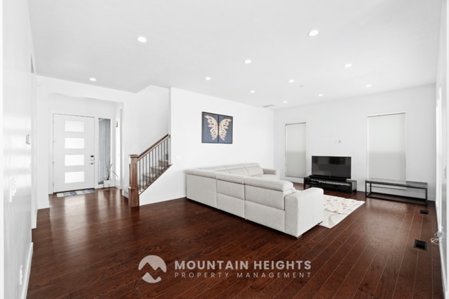 Building Photo - 5615 Valley View Rd