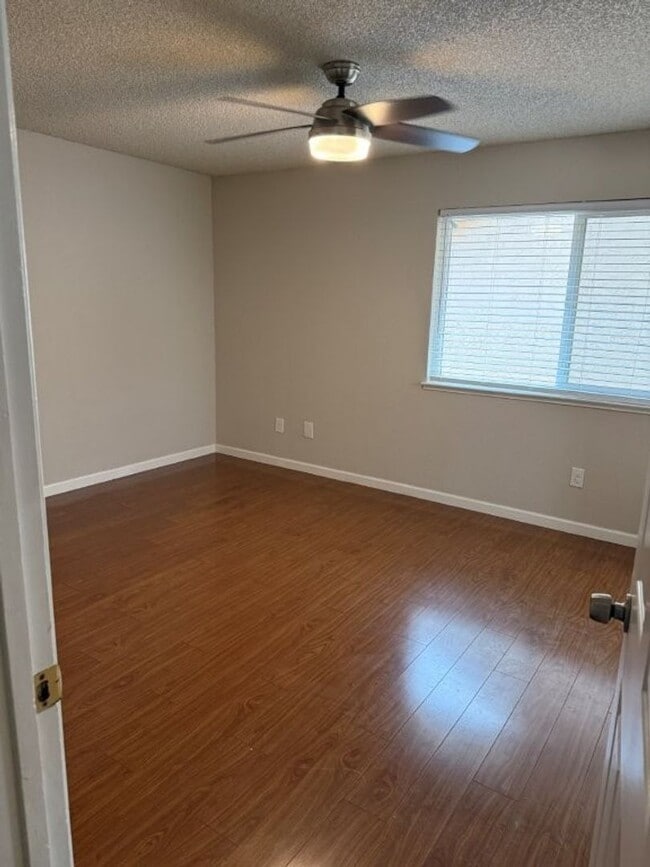 Building Photo - Updated 3 Bedroom 2.5 Bath 2 Story Condo F...