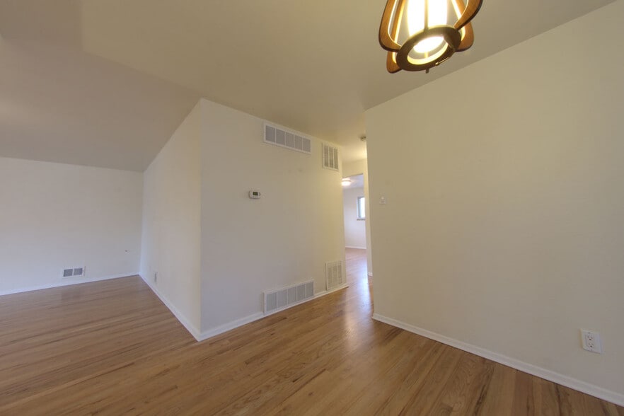 Dining room - 3249 Salem St