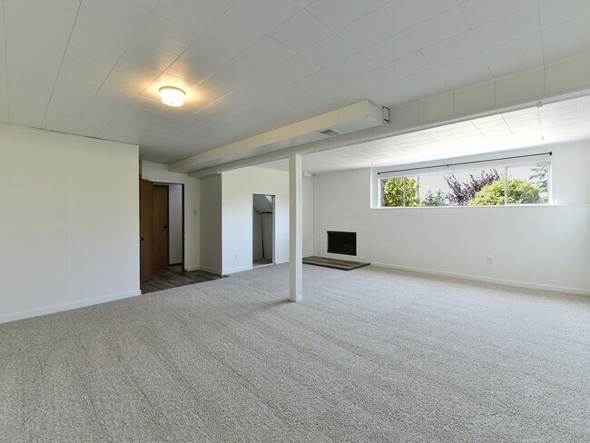 Building Photo - Spacious 3 Bedroom 2.25 Bath Home Renton Talbot Hill Area Available Now!
