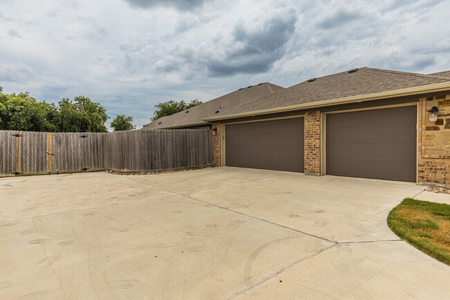 Building Photo - 222 Sand Flat Ln