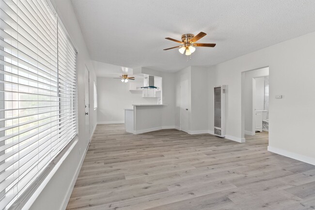Interior Photo - 147 S Magnolia Avenue