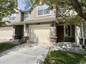 Building Photo - Modern 2 Bed Townhome | Garage, Views & Easy I-15 Access!