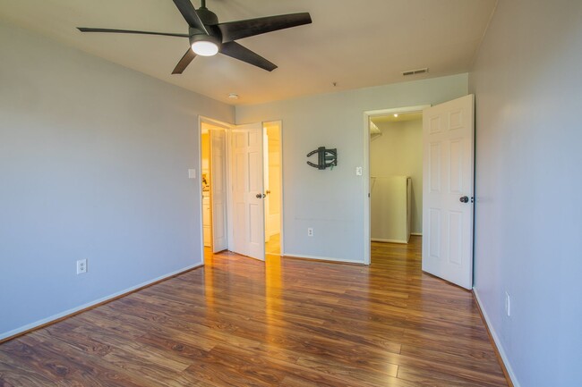 Building Photo - Charming Lower Ground Condo 2 BR/2 BA in E...