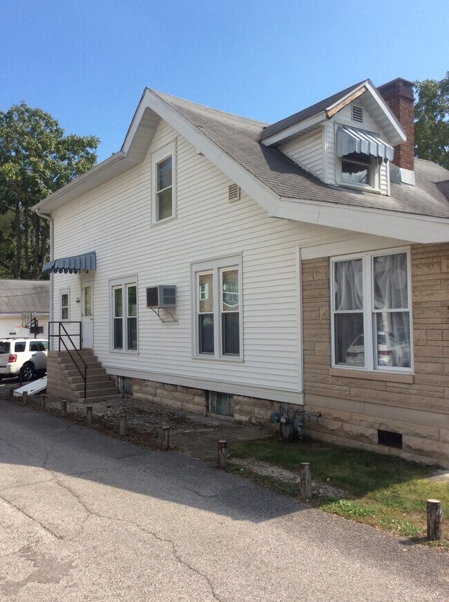 Building Photo - 515 S Fess Ave