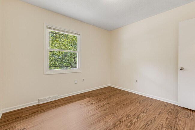Building Photo - Lovely, Remodeled 3-Bedroom Home in West Asheville with Fenced-In Yard (6 or 12 Month Lease Options)