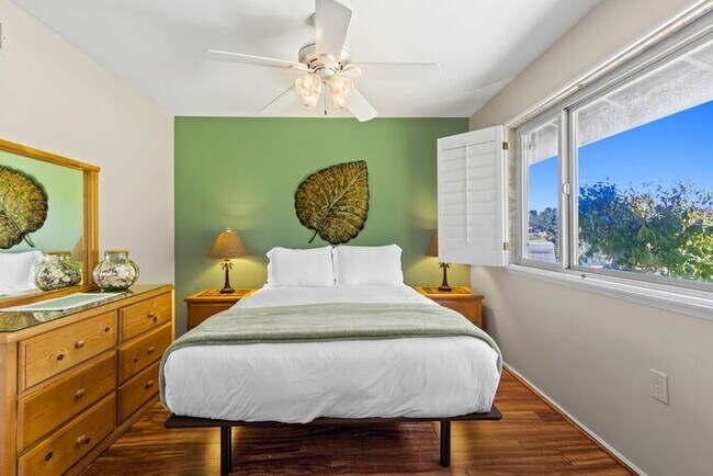 Building Photo - Sweeping Views! Rare and Peaceful 5-home e...