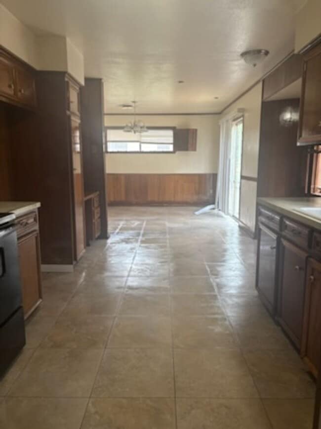 Building Photo - 5866 Kinder Dr