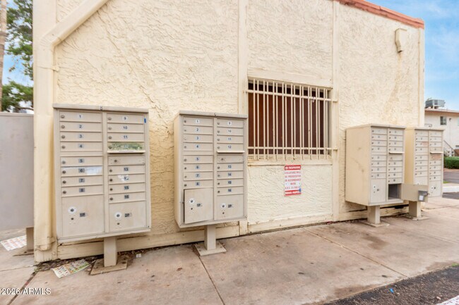 Building Photo - 860 E Brown Rd