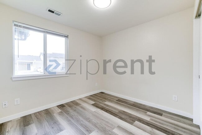 Building Photo - 3002 M Dr NE