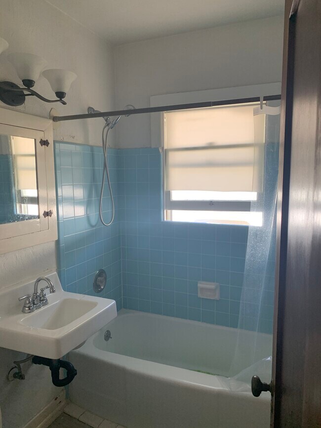 Full bathroom - 2746 C St
