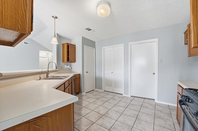 Building Photo - 7011 Lost Thicket Dr