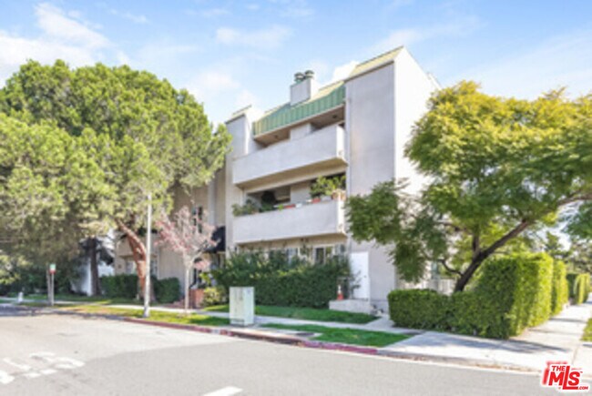 Building Photo - 370 S Elm Dr